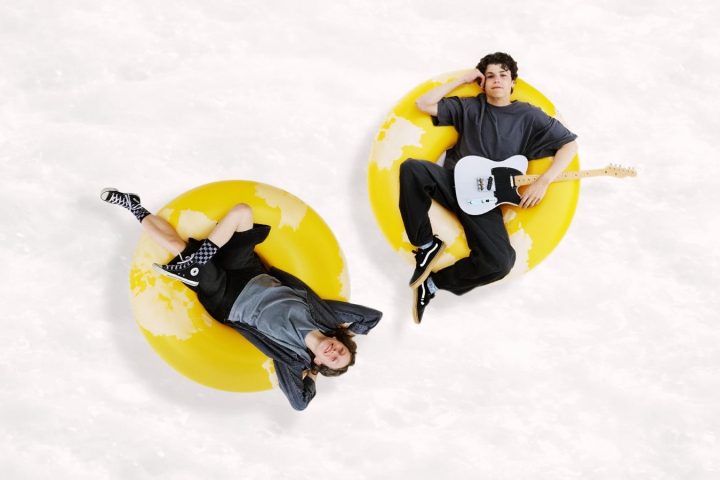 Le premier single de Black Eggs est disponible.